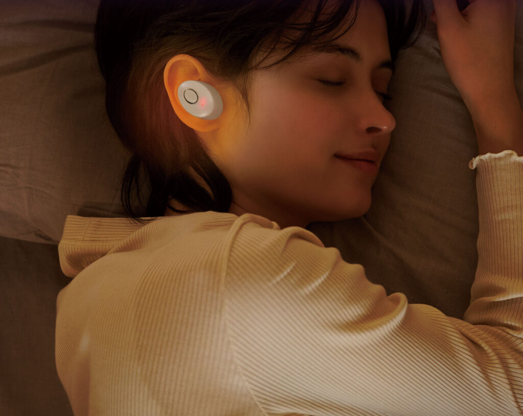 就寝前に耳から温める至福のくつろぎタイム 日本初※充電式イヤホン型ヒーター「ミミトロリン」発売